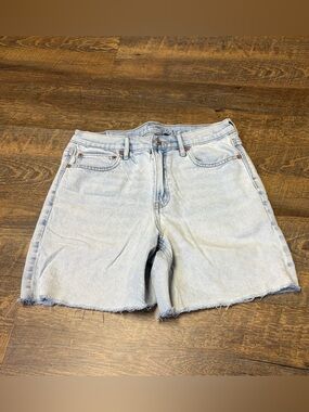 American Eagle Relaxed Denim Jean Short Womens 6 Light Wash Strigid Raw Hem